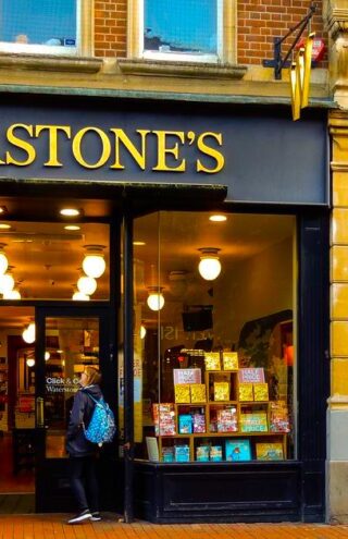 Waterstones |  Ακουμπάς το βιβλίο και δεν το αγοράζεις; Μπαίνει σε καραντίνα