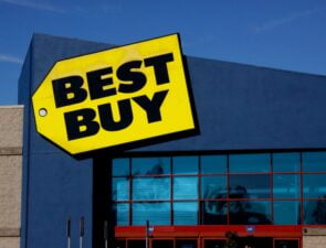 Η Best Buy σημείωσε ισχυρές πωλήσεις με τη επιστροφή των εργαζομένων της
