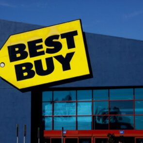 Η Best Buy σημείωσε ισχυρές πωλήσεις με τη επιστροφή των εργαζομένων της