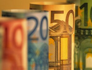 Θα κάνει η ΕΕ υποχρεωτική τη διαφάνεια στους μισθούς;