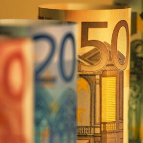 Θα κάνει η ΕΕ υποχρεωτική τη διαφάνεια στους μισθούς;