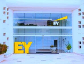 Εργαλείο για την ασφάλεια των ταξιδιών από τις EY και WorldAware