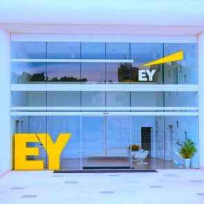 Εργαλείο για την ασφάλεια των ταξιδιών από τις EY και WorldAware