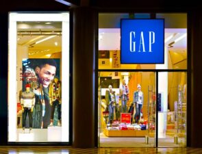 Περικοπή δαπανών 50%, επενδύσεις στην τεχνολογία και την εφοδιαστική αλυσίδα περιλαμβάνουν οι σχεδιασμοί της Gap