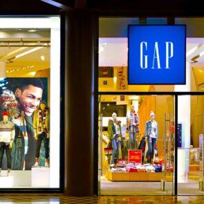Περικοπή δαπανών 50%, επενδύσεις στην τεχνολογία και την εφοδιαστική αλυσίδα περιλαμβάνουν οι σχεδιασμοί της Gap