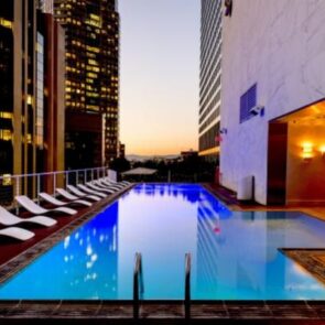 Δυσκολίες για την Marriott – Προειδοποιεί για σημαντικές πρόσθετες περικοπές προσωπικού