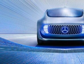 H Mercedes θέλει να βγάλει στον δρόμο αυτόνομα οχήματα μέσα στο 2023