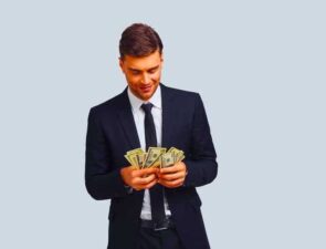Οι εκατομμυριούχοι μειώνουν δαπάνες και αναβάλλουν μεγάλες αγορές για τουλάχιστον 1 χρόνο
