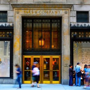 Η Saks Fifth Avenue εισάγει μια νέα πλατφόρμα ψηφιακού curation