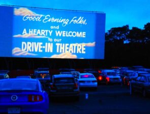 Η παράδοση του drive-in αναβίωσε κατά το περασμένο έτος και αυτή τη φορά έχει μερικά νέα χαρακτηριστικά