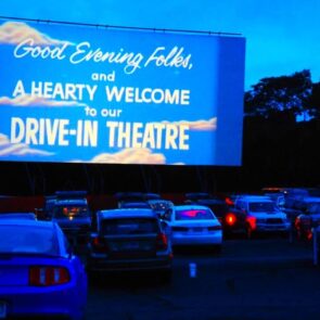 Η παράδοση του drive-in αναβίωσε κατά το περασμένο έτος και αυτή τη φορά έχει μερικά νέα χαρακτηριστικά