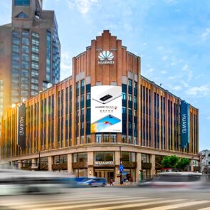 Η Huawei ανοίγει το μεγαλύτερο flagship store στον κόσμο και ξεπερνά την Apple