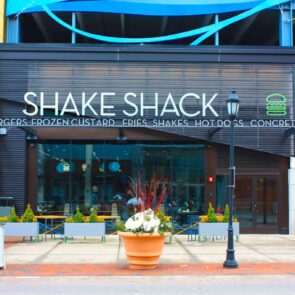 Η Shake Shack έχασε πωλήσεις $3,2 εκατομμυρίων λόγω των διαδηλώσεων