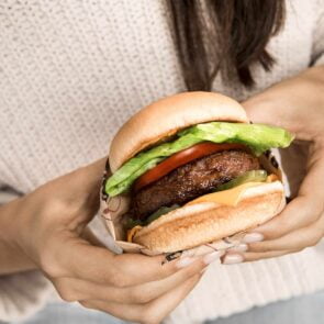 Πεινάσατε για φυτικό μπιφτέκι; Η Beyond Meat το παραδίδει στην πόρτα σας