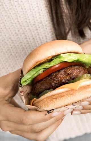 Πεινάσατε για φυτικό μπιφτέκι; Η Beyond Meat το παραδίδει στην πόρτα σας