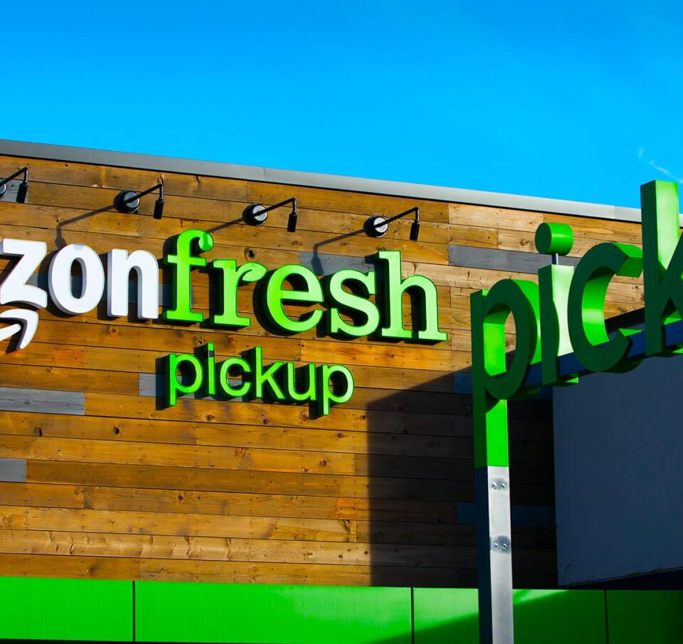 Γιατί το Amazon επενδύει στα φυσικά καταστήματα παρά την κρίση της αγοράς; 