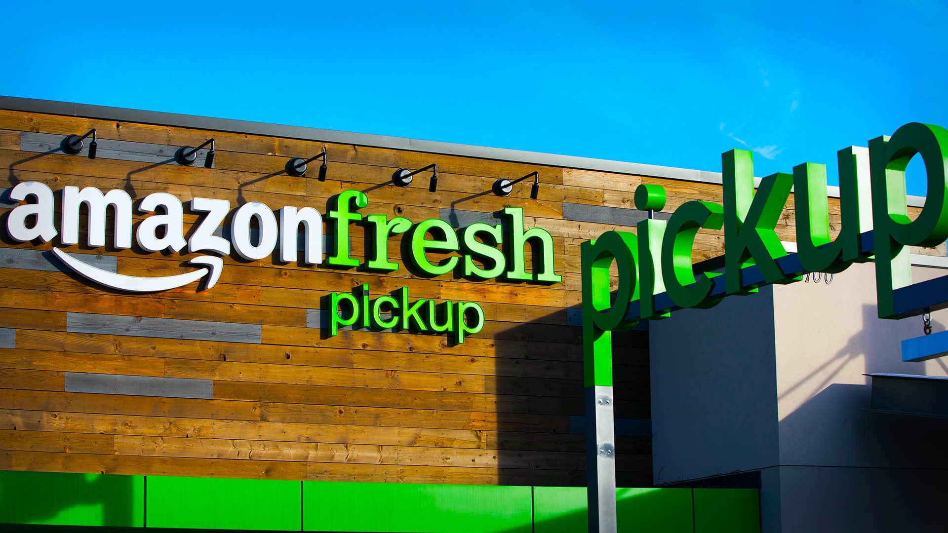 Γιατί το Amazon επενδύει στα φυσικά καταστήματα παρά την κρίση της αγοράς; 