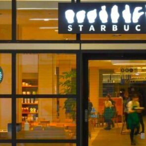 Το νέο Starbucks στην Ιαπωνία διαθέτει ειδικούς χώρους στους πελάτες για εργασία