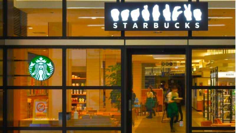 Το νέο Starbucks στην Ιαπωνία διαθέτει ειδικούς χώρους στους πελάτες για εργασία