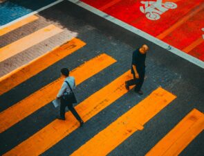 Ποιες συνθήκες οδηγούν τον επανασχεδιασμό της λειτουργίας των φυσικών καταστημάτων;