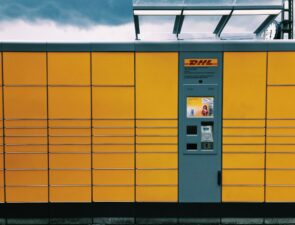 Ξεκίνησε η DHL την παγκόσμια μεταφορά του εμβολίου για τον κορωνοϊό