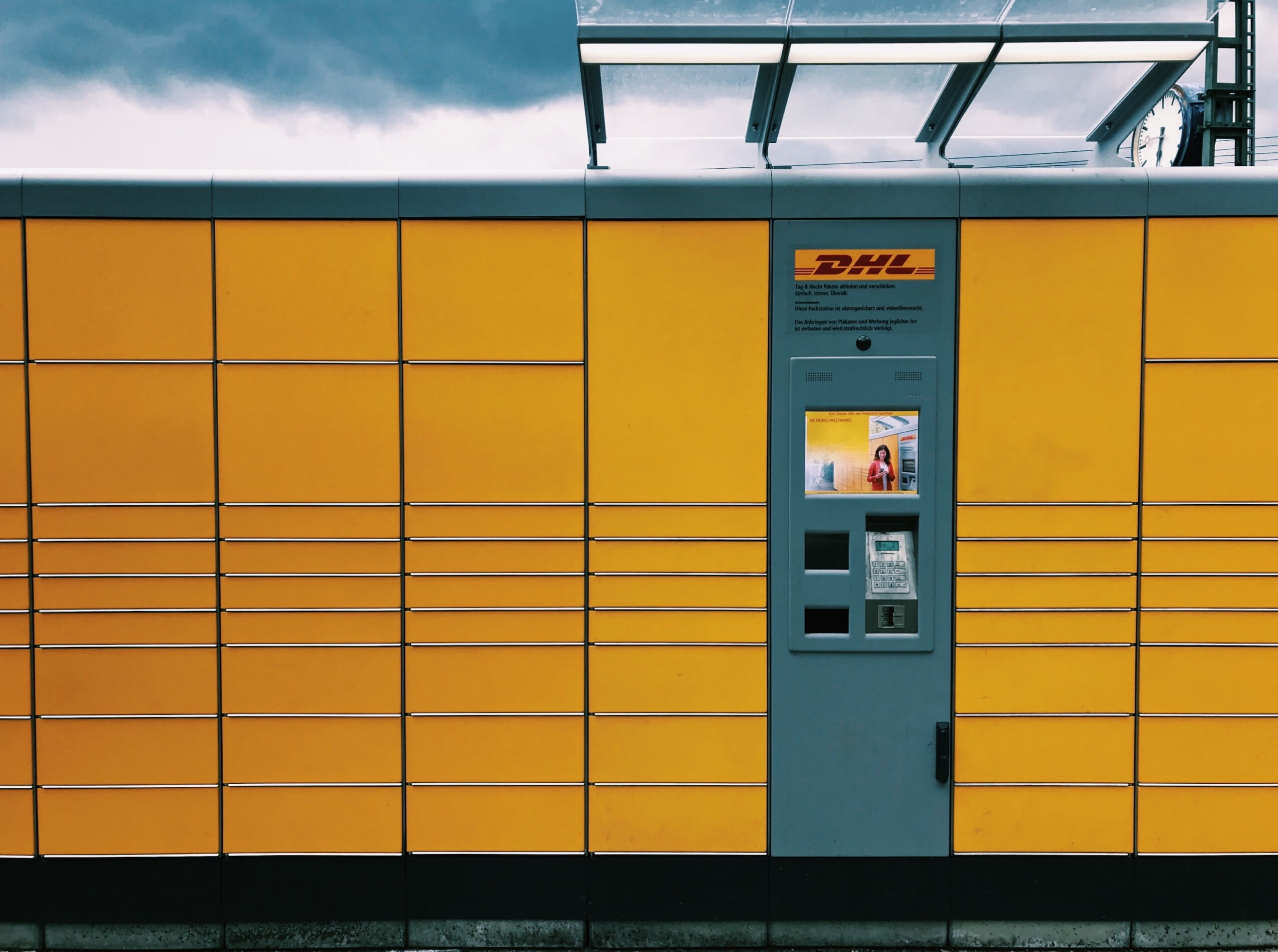 Ξεκίνησε η DHL την παγκόσμια μεταφορά του εμβολίου για τον κορωνοϊό