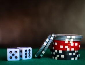 Η πανδημία οδήγησε σε κρίση και αναπροσαρμογή τα τυχερά παιχνίδια στην Αγγλία