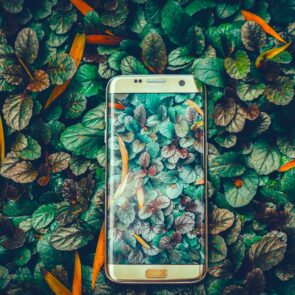 Η Samsung ανασχεδιάζει στρατηγική τιμών και συνεργασιών
