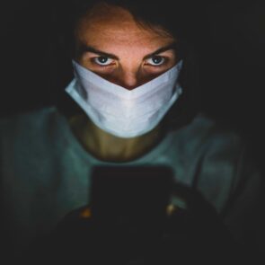 Η παραλλαγή Όμικρον στρέφει τους Ευρωπαίους καταναλωτές στο online shopping  