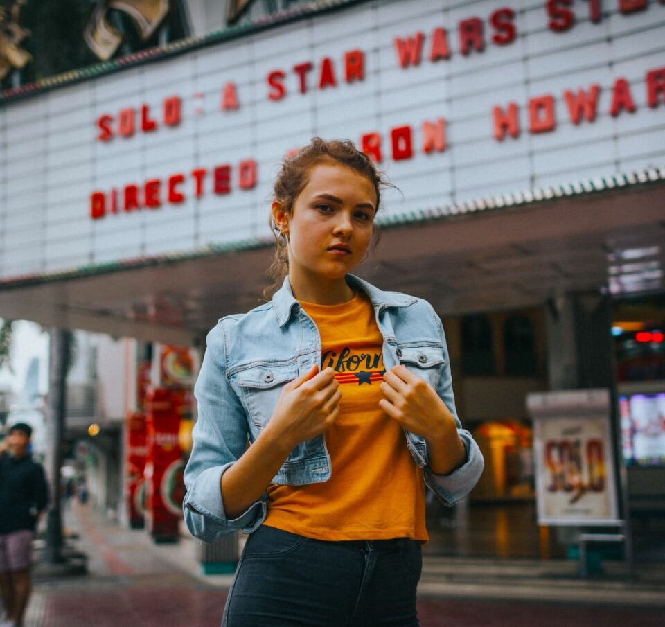 Γιατί oι Gen Z-ers ψωνίζουν ακόμα από αλυσίδες fast fashion;