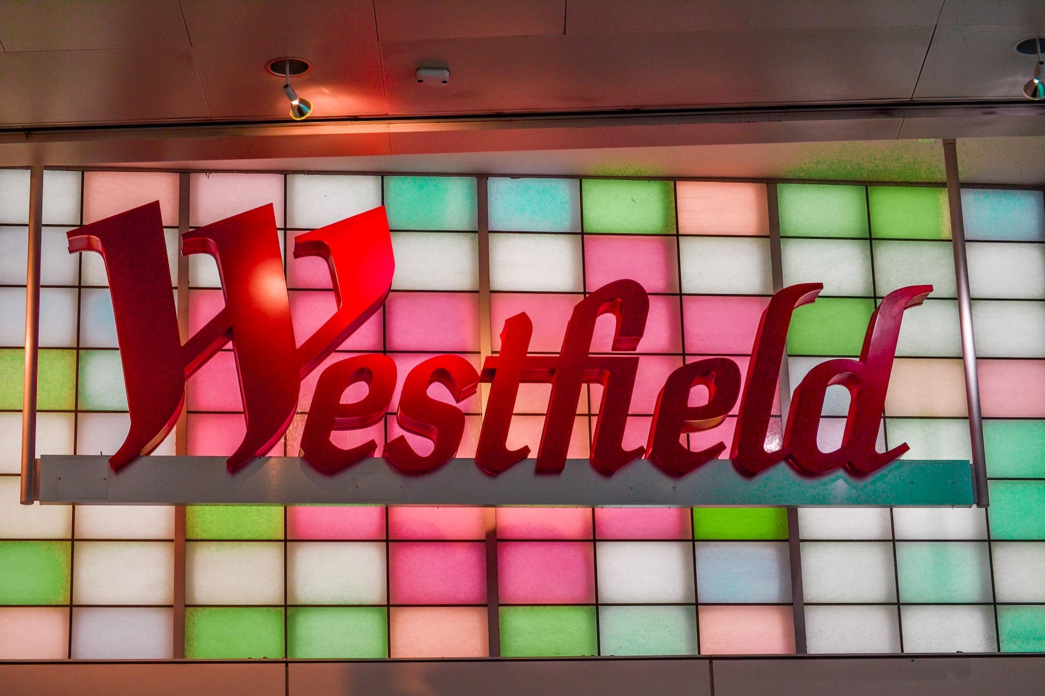 Γιατί ένας όμιλος εμπορικών κέντρων όπως η Westfield εγκαταλείπει τις ΗΠΑ και ποιες οι εξελίξεις στην Ελλάδα;