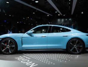 Η Porsche συμπεριέλαβε το ηλεκτρικό όχημα Taycan στο συνδρομητικό της πρόγραμμα