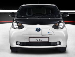 Η Toyota παρουσιάζει το πρώτο της αμιγώς ηλεκτρικό αυτοκίνητο