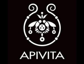 Apivita: Το πέταγμα της μέλισσας και τα φτερά της Puig την ταξιδεύουν σε όλο τον κόσμο