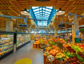 Η αλυσίδα σούπερ μάρκετ Rewe καλλιεργεί βότανα και εκτρέφει ψάρια στην οροφή νέου καταστήματος