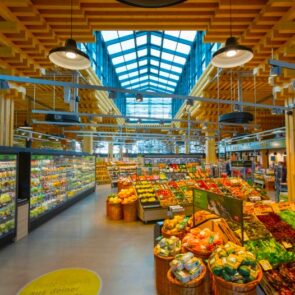 Η αλυσίδα σούπερ μάρκετ Rewe καλλιεργεί βότανα και εκτρέφει ψάρια στην οροφή νέου καταστήματος
