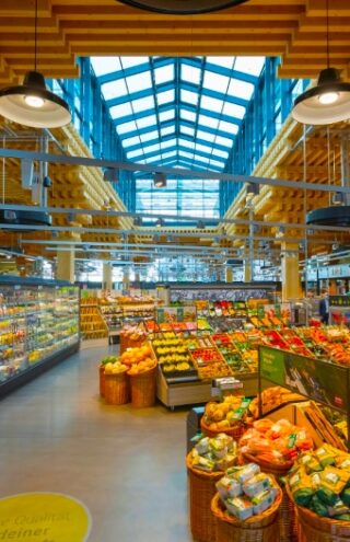 Η αλυσίδα σούπερ μάρκετ Rewe καλλιεργεί βότανα και εκτρέφει ψάρια στην οροφή νέου καταστήματος