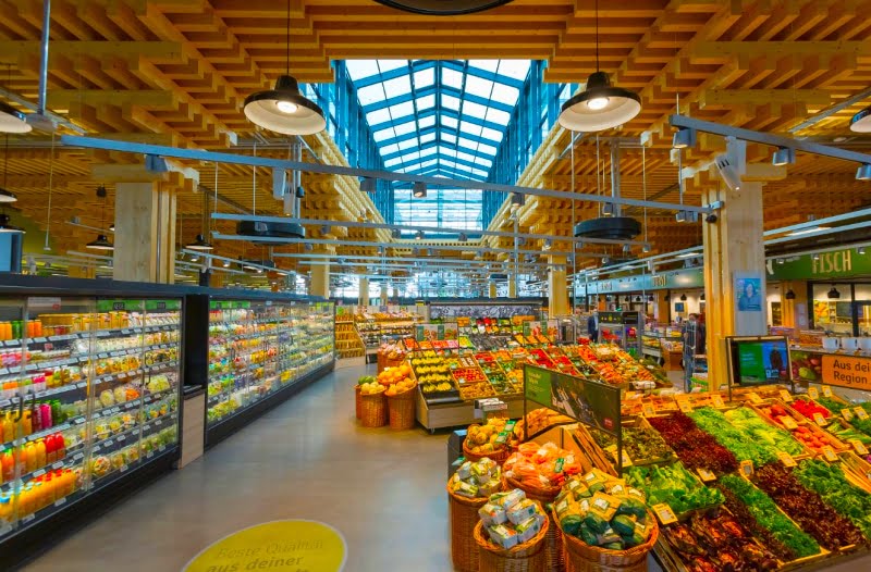 Η αλυσίδα σούπερ μάρκετ Rewe καλλιεργεί βότανα και εκτρέφει ψάρια στην οροφή νέου καταστήματος