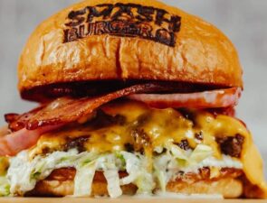 Smash Burgers: το νέο speakeasy burger spot του Πειραιά