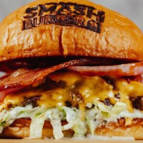 Smash Burgers: το νέο speakeasy burger spot του Πειραιά