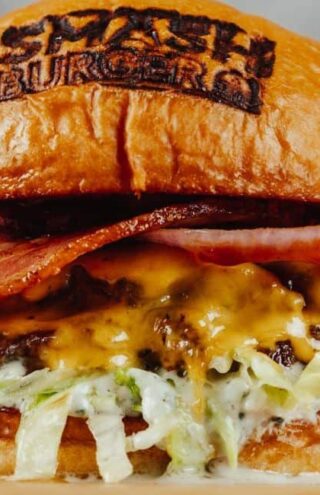 Smash Burgers: το νέο speakeasy burger spot του Πειραιά