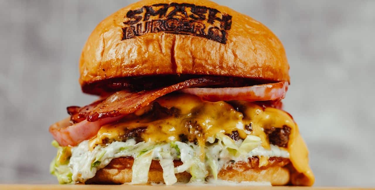 Smash Burgers: το νέο speakeasy burger spot του Πειραιά