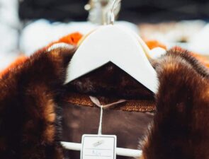 Βρετανία |  Σχεδιαστές μόδας ζητούν απαγόρευση πώλησης γούνας