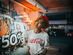 Έρευνα | Η νέα τάση του thrifting στην μόδα