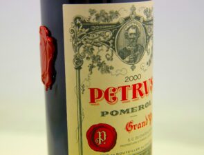 Περισσότερες γυναίκες και νεαροί καταναλωτές εισέρχονται στον χώρο του εκλεκτού κρασιού