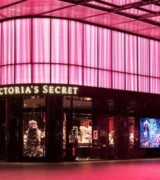 Η Victoria Secret απομακρύνεται από τα παραδοσιακά εμπορικά κέντρα 
