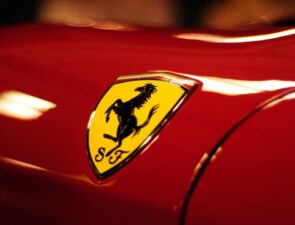 Η Ferrari μετατρέπεται από επιχείρηση παραχώρησης δικαιωμάτων χρήσης σε μάρκα lifestyle 