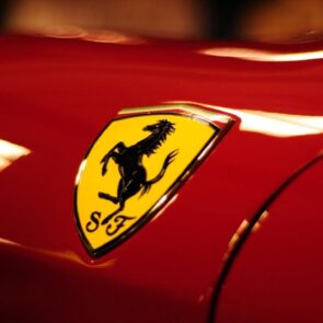 Η Ferrari μετατρέπεται από επιχείρηση παραχώρησης δικαιωμάτων χρήσης σε μάρκα lifestyle 