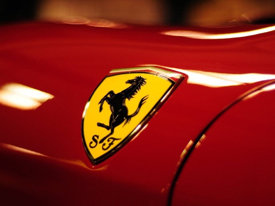 Η Ferrari μετατρέπεται από επιχείρηση παραχώρησης δικαιωμάτων χρήσης σε μάρκα lifestyle 