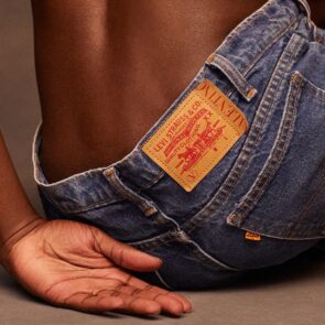Η Levi’s δε θα πουλάει πια μόνο τζιν